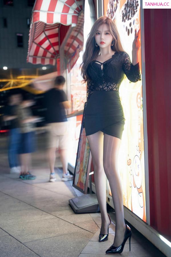   [XiuRen]高清写真图 2024.11.07 No.9408 拍黄瓜girl 黑丝美腿第24张图片